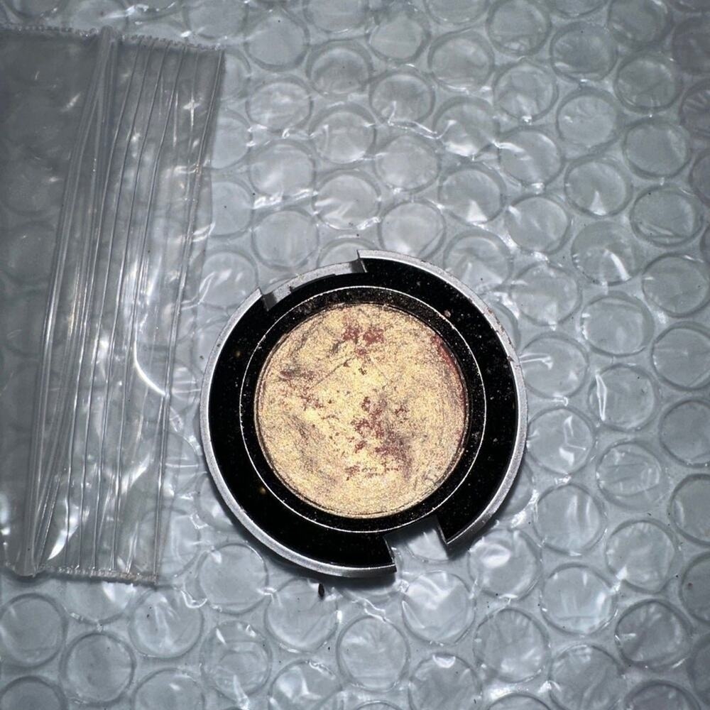 Urban Decay Eyeshadow‎ X eye shadow token